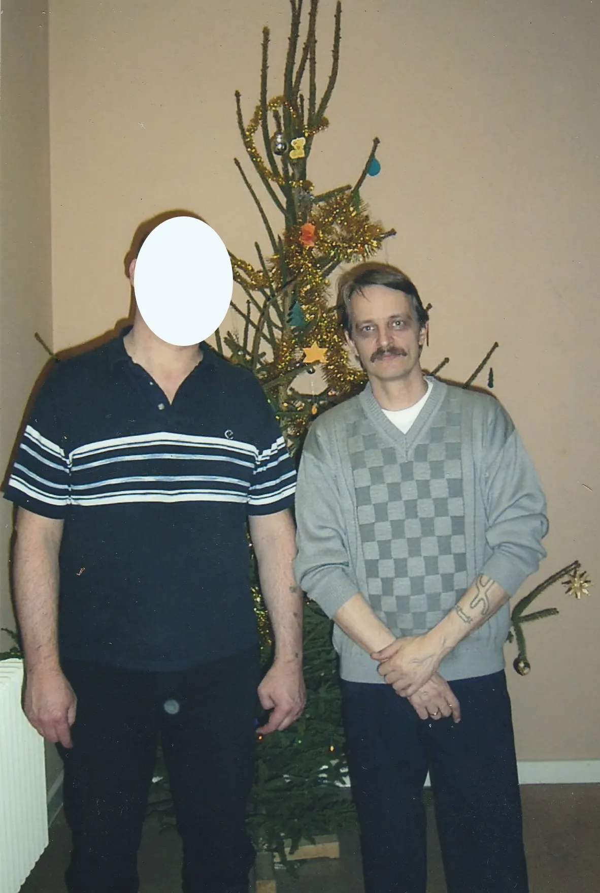 Ein Mitinsasse und ich vor dem Weihnachtsbaum